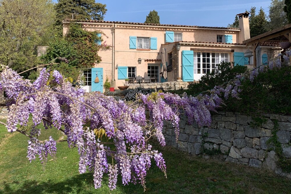 Magnificent Provencal villa with swimming pool and garden