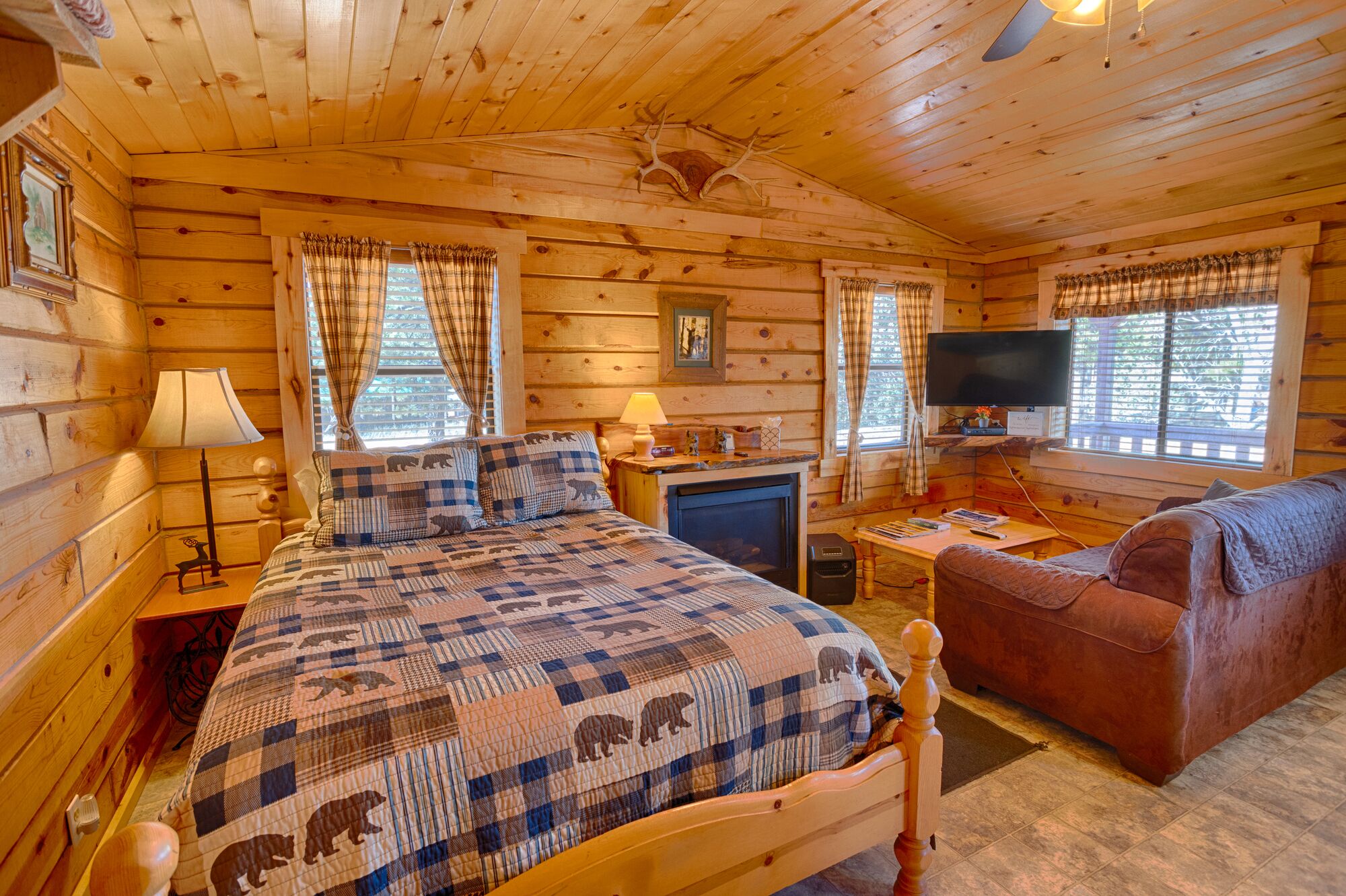 Studio Cabin with full bathroom and kitchenette
