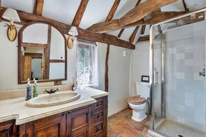 Shower, towels, soap, toilet paper - Sandhill Cottage with Hot Tub (Crawley Down)