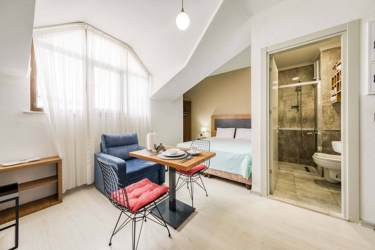 Estudio estándar | Sábanas de algodón egipcio, ropa de cama de alta calidad y minibar