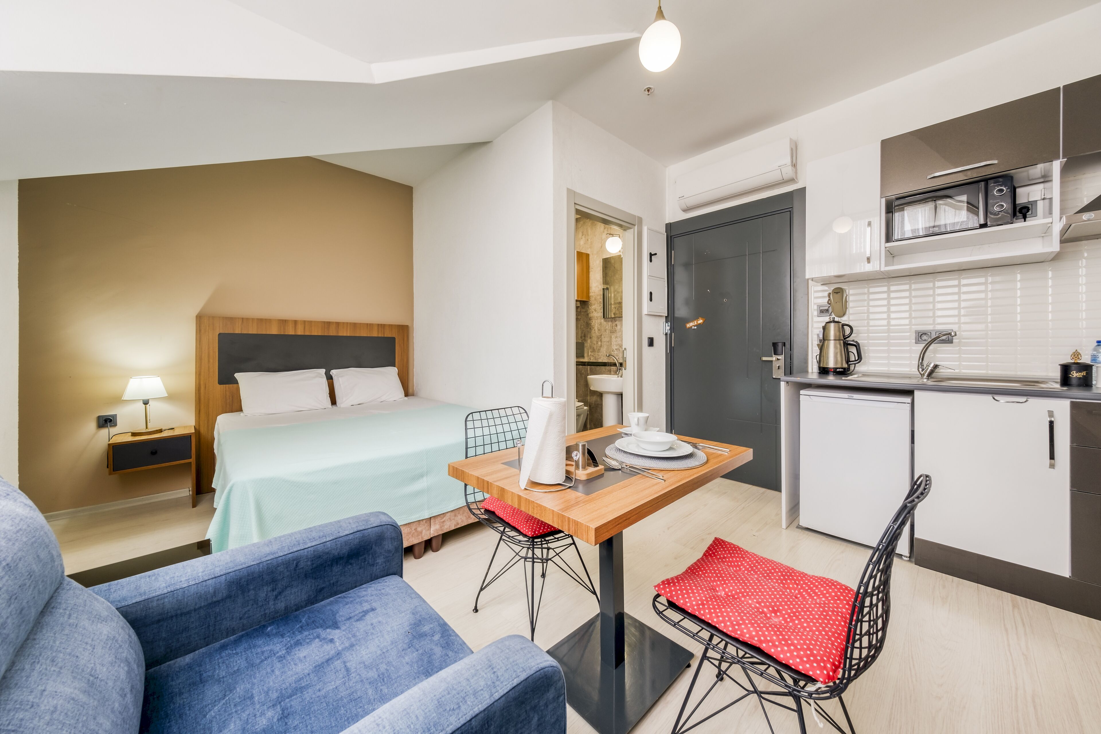 Standard Studio | Living area | 42-inch LCD TV with satellite channels, TV, computer monitors