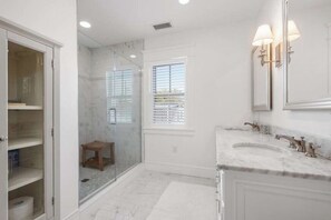 Ensemble douche/baignoire, serviettes fournies