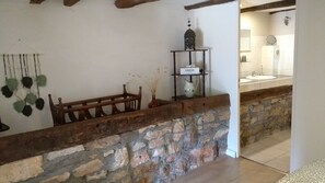 Douche, sèche-cheveux, serviettes fournies, papier toilette