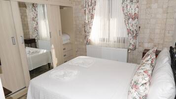 Basic Double Room | Peralatan tempat tidur premium, peti besi dalam bilik, Wi-fi percuma