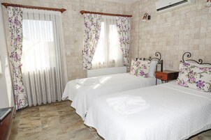 Ropa de cama de alta calidad y caja de seguridad en la habitación 