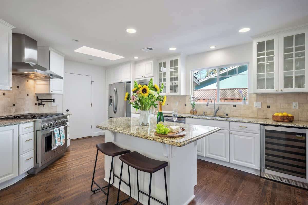 Micro-ondes, lave-vaisselle, cafetière/bouilloire, grille-pain