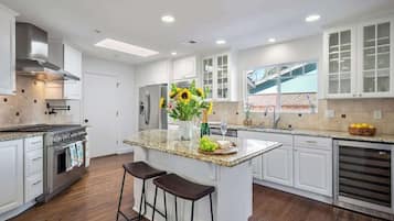 Microwave, dishwasher, coffee/tea maker, toaster