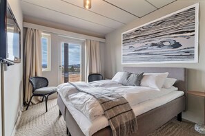 Työpöytä, äänieristys, silitysrauta/-lauta, vauvan matkasänky