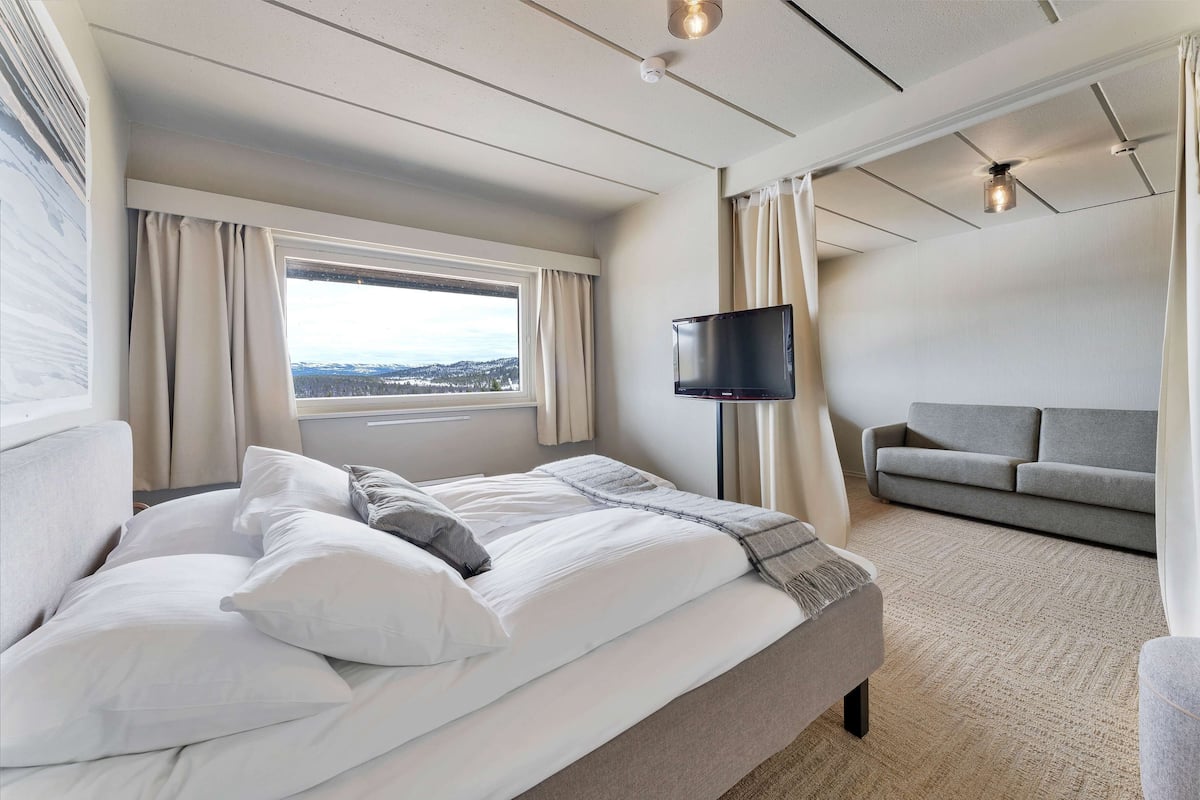 junior suite, 1 queen bed, non smoking, sea view (with sofabed) | 1 bedroom, desk, soundproofing, iron/ironing board