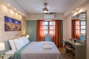4 chambres, coffre-fort, bureau, fer et planche à repasser