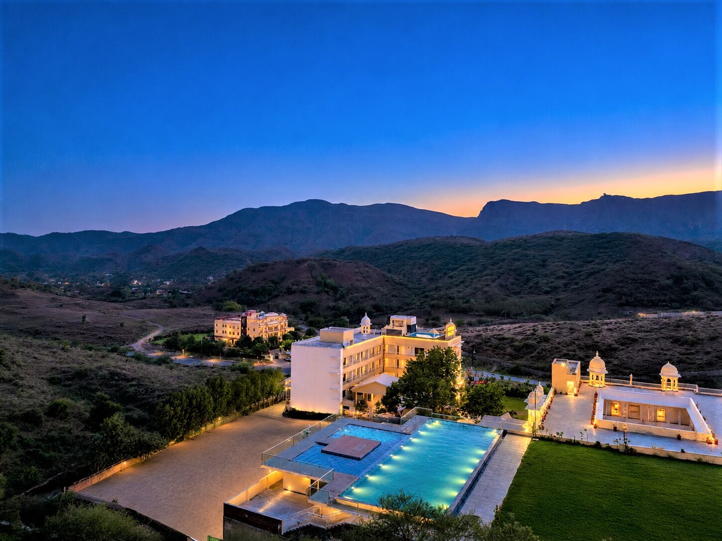 2 outdoor pools