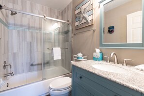 Bañera con ducha, toallas