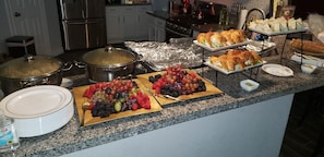 Una encimera de cocina con diversos alimentos y utensilios de cocina.