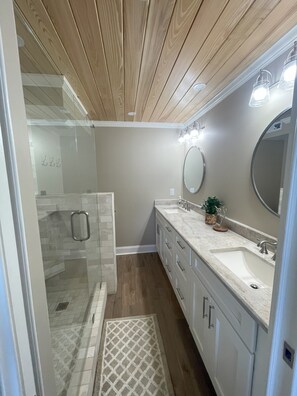 Combined shower/tub, hair dryer, towels -  PRICE DROP-Ocean Front- wrap around balcony (Panama City Beach)