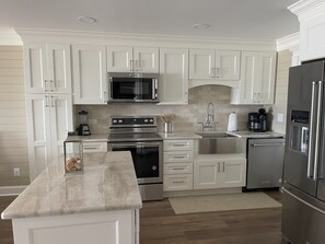 Jääkaappi, mikroaaltouuni, uuni, liesi