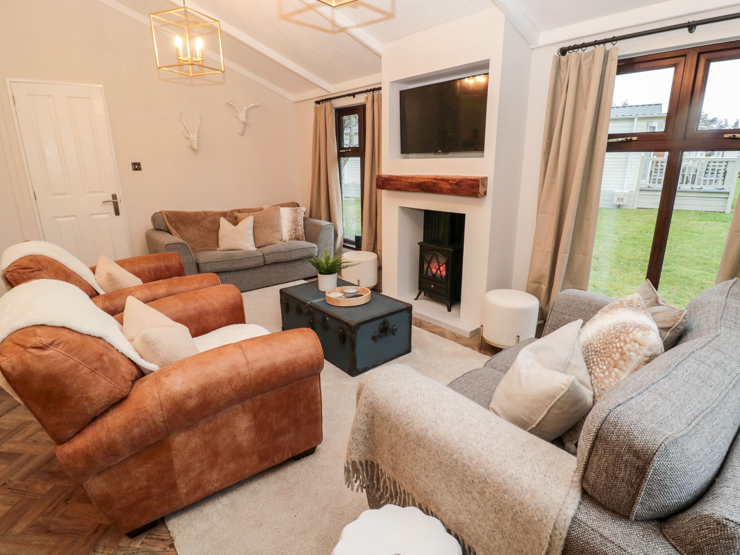 Cottage | Living room | TV, fireplace