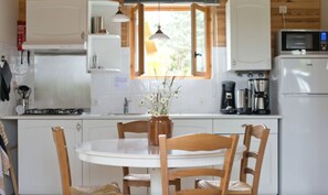 Fridge, oven, stovetop, coffee/tea maker