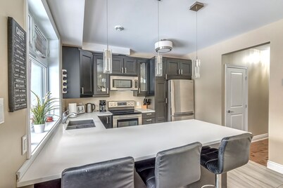 Luxury 2 bedroom, 2 bath condo , 2 balconies, hi speed WIFI with FREE parking