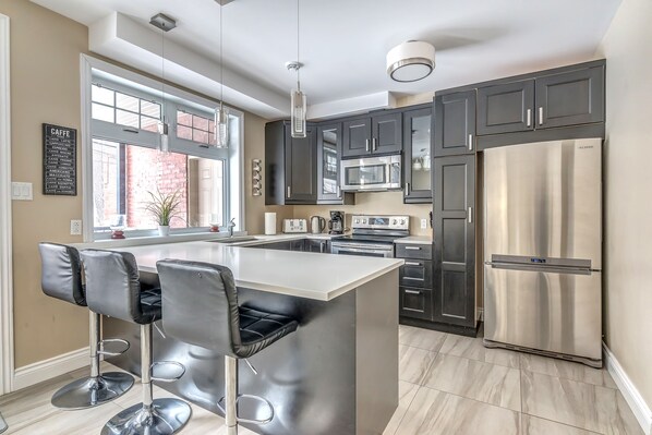 Fridge, microwave, oven, stovetop - Luxury 2 bedroom, 2 bath condo , 2 balconies, hi speed WIFI with FREE parking (Montréal)