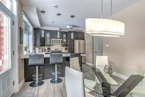 Fridge, microwave, oven, stovetop - Luxury 2 bedroom, 2 bath condo , 2 balconies, hi speed WIFI with FREE parking (Montréal)