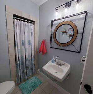 Douche, sèche-cheveux, serviettes fournies, shampoing