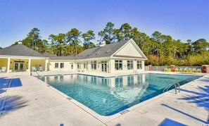 من حمّامات السباحة المغطاة، حمّام سباحة مُدفَّأ