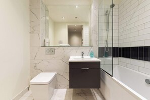 Badewanne, Haartrockner, Handtücher