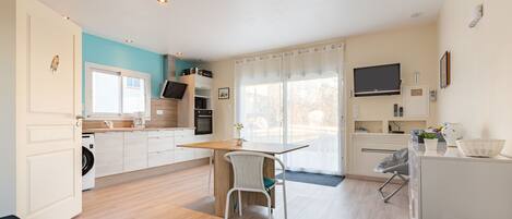 Fridge, microwave, oven, coffee/tea maker