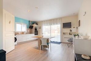 Kylskåp, mikrovågsugn, ugn och kaffe- och tebryggare