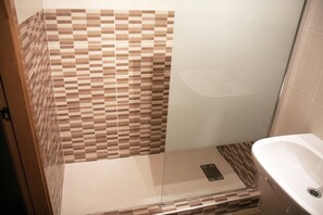 Douche, sèche-cheveux, serviettes fournies