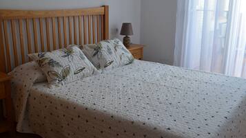 2 slaapkamers, een strijkplank/strijkijzer, gratis wifi, beddengoed