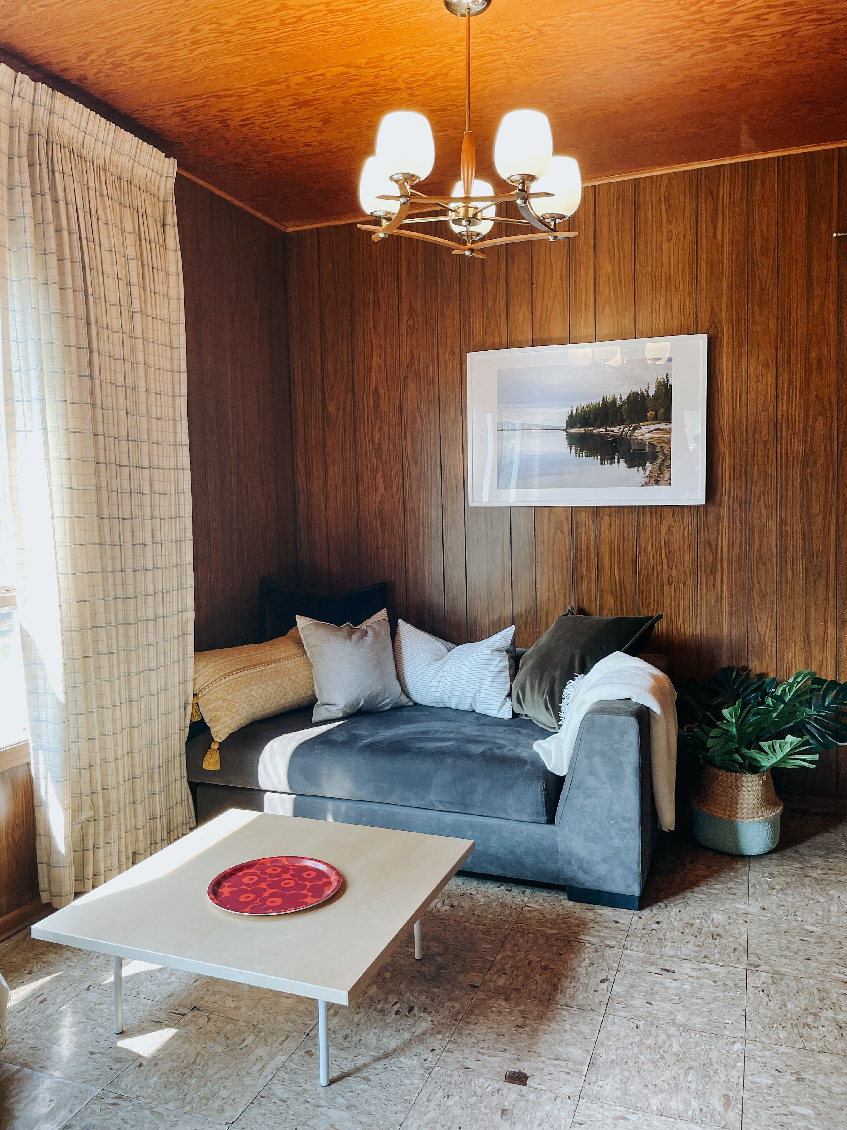 Télévision, cheminée, livres