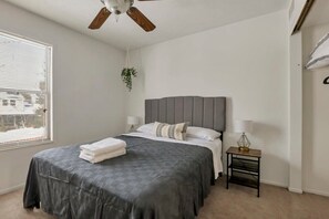 2 室のベッドルーム、低反発ベッド、デスク、アイロン / アイロン台