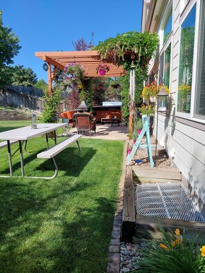 Outdoor dining - Updated home near the Air force Academy (Colorado Springs)