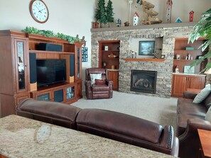 Smart TV, fireplace, DVD player, music library - Updated home near the Air force Academy (Colorado Springs)