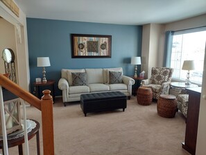 Smart TV, fireplace, DVD player, music library - Updated home near the Air force Academy (Colorado Springs)