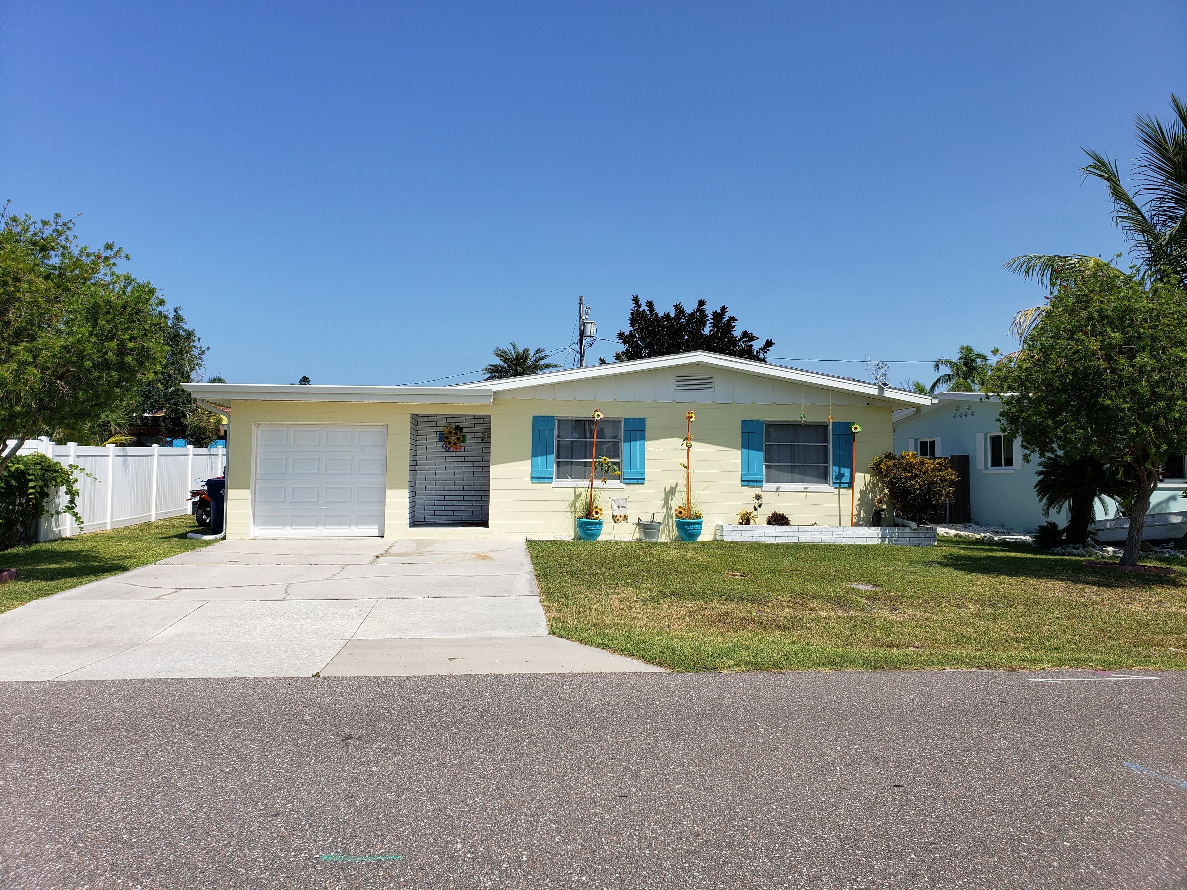 Sunflower Beach House - Walking Distance To The Beach!