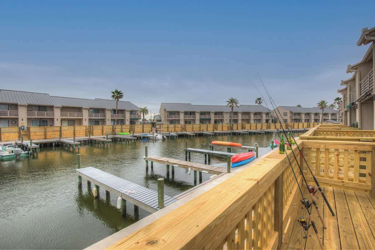 Un hôtel situé au bord de l’eau, composé de plusieurs bâtiments, de quais et doté d’équipements de pêche.