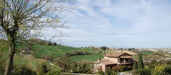 Charming apartment between the Marche countryside and the sea