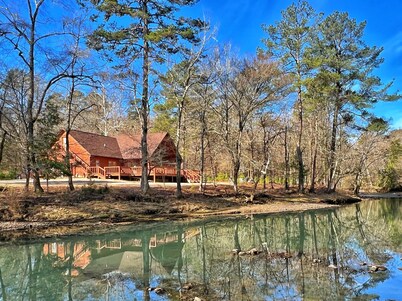 Peaceful Riverfront Cabin!