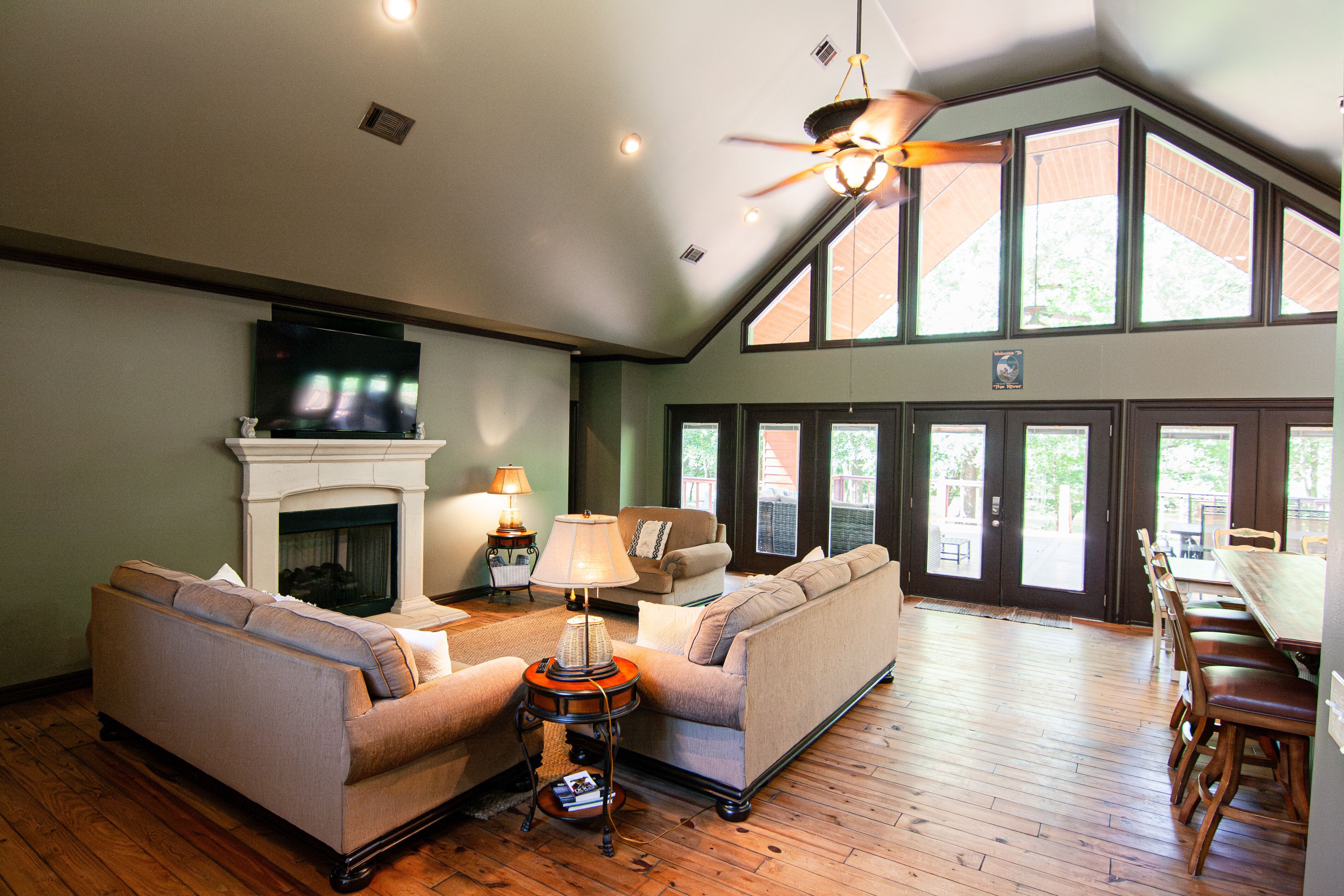 A Peaceful Cabin On River. Fish/swim from private bank while relaxing in nature!