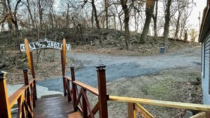 Un puente de madera que conduce a un edificio con un letrero que dice 'The Lodge'.