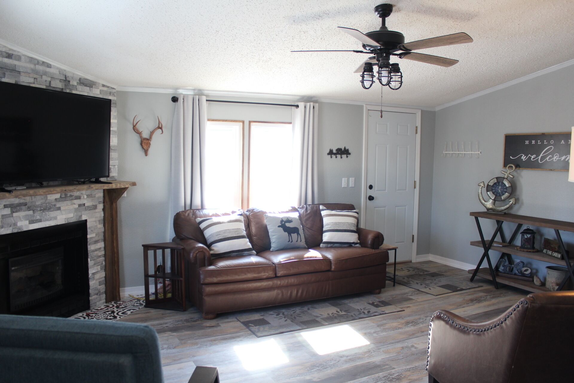 Lake View cottage, secluded, quiet, total remodel, 3 king beds