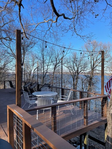 Lake View cottage, secluded, quiet, total remodel, 3 king beds