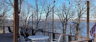 Lake View cottage, secluded, quiet, total remodel, 3 king beds
