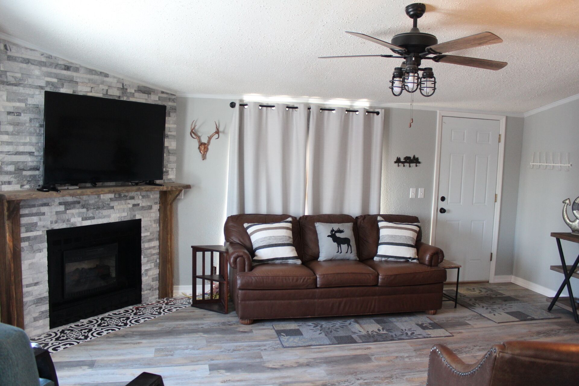 Lake View cottage, secluded, quiet, total remodel, 3 king beds