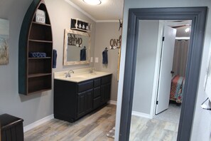 Shower, towels, soap, toilet paper - Lake View cottage, secluded, quiet, total remodel, 3 king beds (Wagoner)