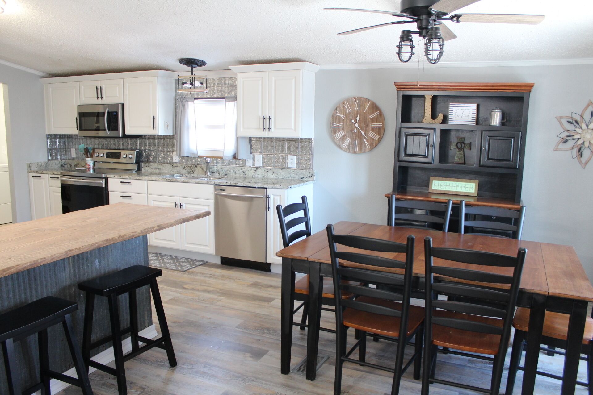 Lake View cottage, secluded, quiet, total remodel, 3 king beds