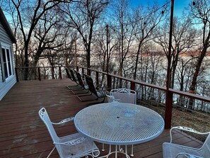 Outdoor dining - Lake View cottage, secluded, quiet, total remodel, 3 king beds (Wagoner)