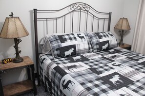 3 bedrooms, iron/ironing board, travel crib, free WiFi - Lake View cottage, secluded, quiet, total remodel, 3 king beds (Wagoner)